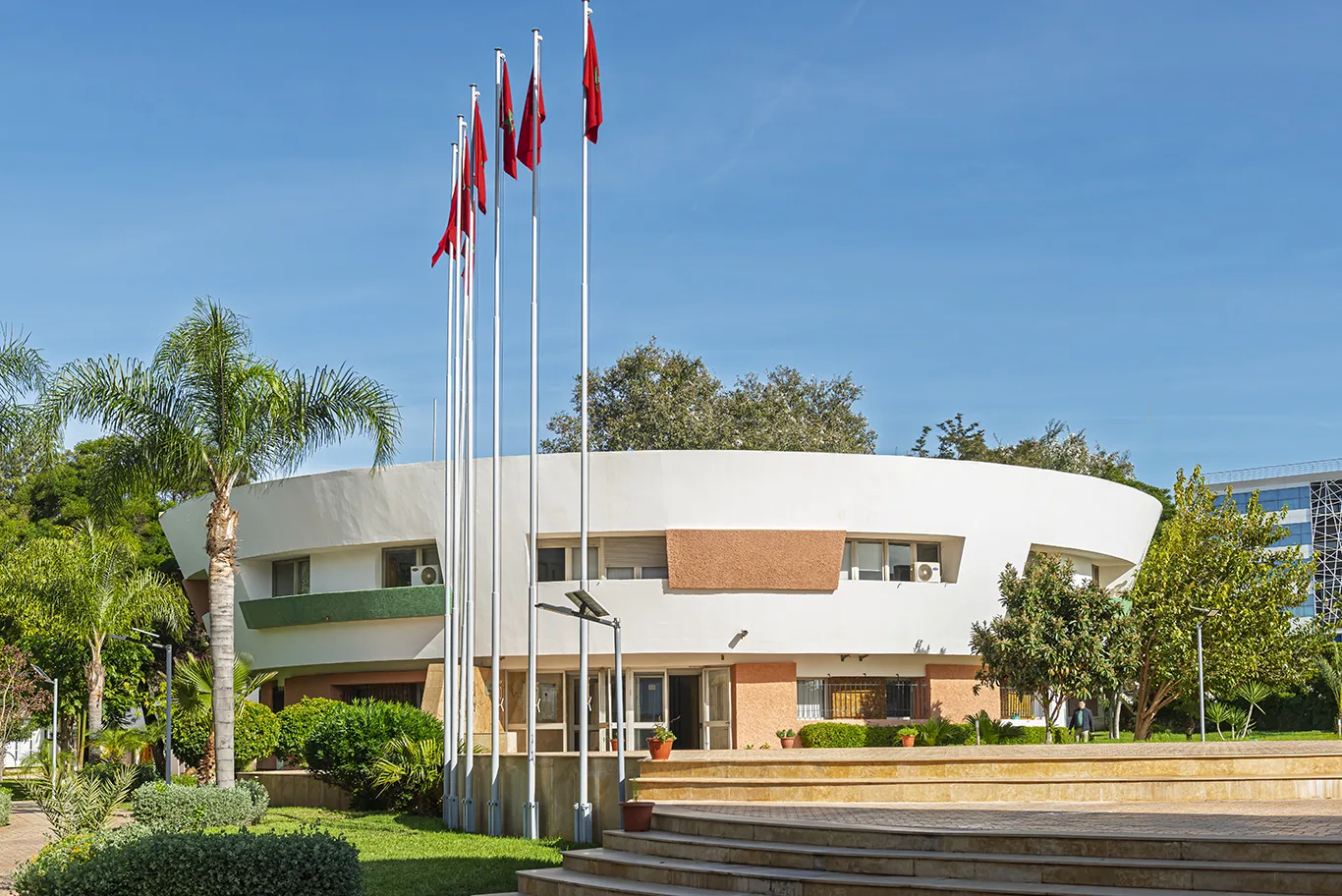Bâtiment rond de l'EMI entouré de drapeaux
