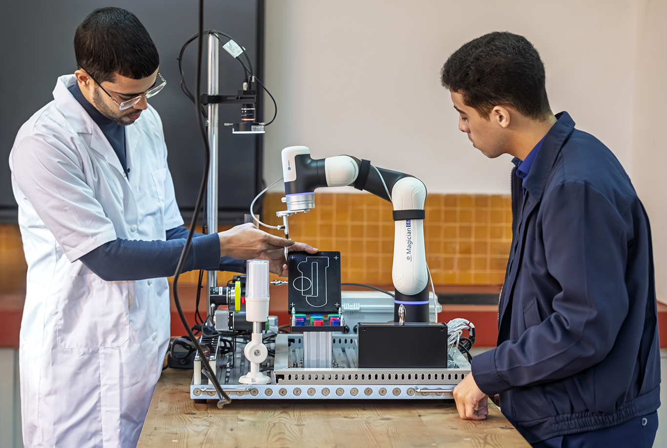 Enseignant et étudiant au laboratoire de génie industriel