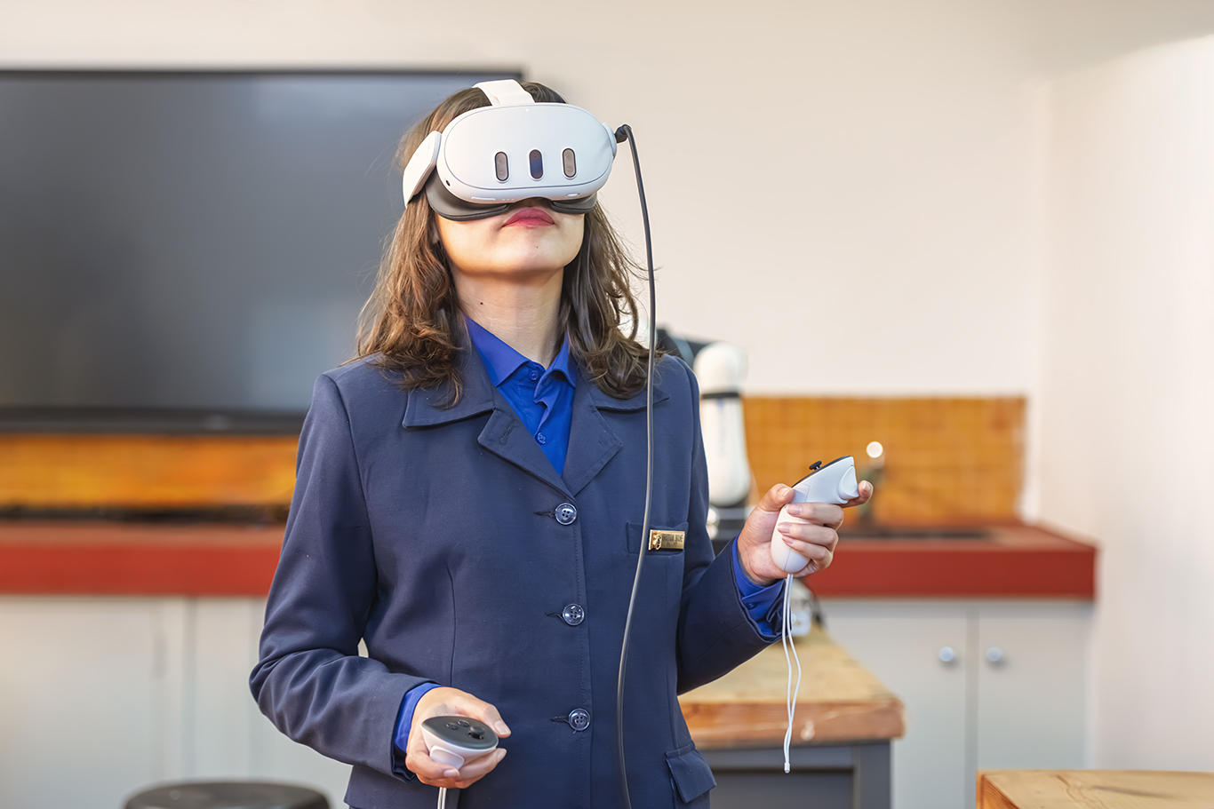 Étudiante utilisant un casque de réalité virtuelle