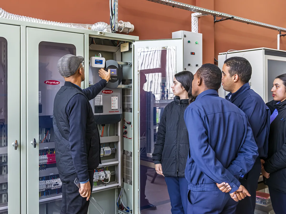 Travaux pratiques devant les armoires électriques, département Génie Électrique